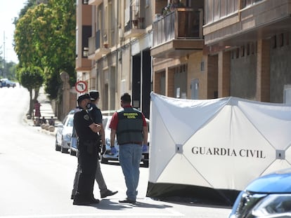 Agentes de la Guardia Civil junto a la vivienda de Barbastro (Huesca) en la que tuvo lugar el asesinato.