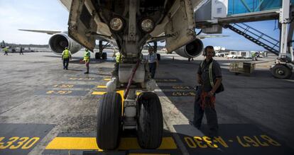 Un grupo de t&eacute;cnicos supervisa un avi&oacute;n de boeing en el aeropuerto de Caracas, en Venezuela. / Reuters