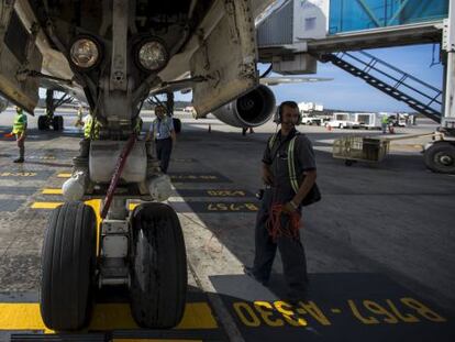 Un grupo de t&eacute;cnicos supervisa un avi&oacute;n de boeing en el aeropuerto de Caracas, en Venezuela. / Reuters