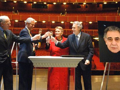 Plácido Domingo, con tres pares de narices