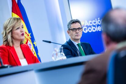 Los ministros Pilar Alegría y Félix Bolaños, este martes en La Moncloa. 