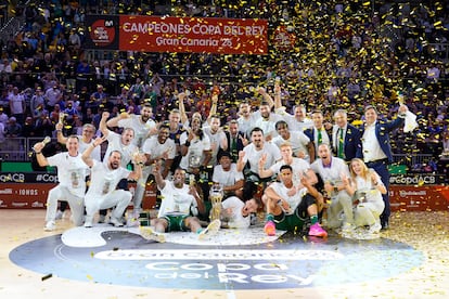 La plantilla del Unicaja de Málaga celebra la conqusita de la Copa del Rey, la tercera de la historia del club andaluz.