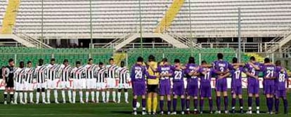 Ante las gradas vacías, los futbolistas del Fiorentina y el Udinese guardan un minuto de silencio por el policía asesinado en Catania.