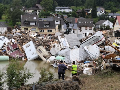 Caravanas destruidas en un área afectada por las inundaciones causadas por las fuertes lluvias en Kreuzberg, Alemania, el 19 de julio de 2021.