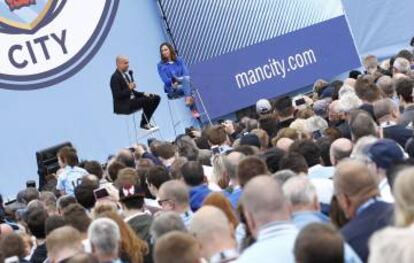 Un momento de la presentación de Guardiola en Manchester.