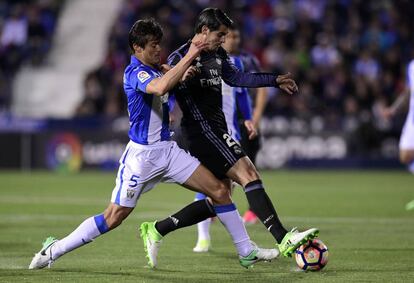 El delantero del Real Madrid, Álvaro Morata (d) y el defensa del Leganés, Mantovani, durante el partido.