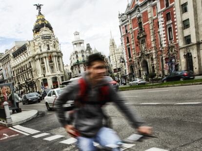 Un ciclista en la calle de Alcalá, en uno de los carriles bici establecidos en la ciudad.