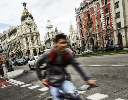 A cyclist uses a bicycle lane on Madrid’s Alcalá street.