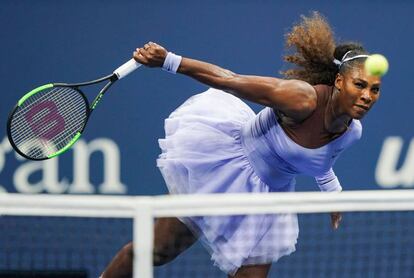 Serena Williams sirve durante el partido contra Sevastova en Nueva York.