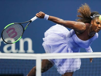 Serena Williams sirve durante el partido contra Sevastova en Nueva York.