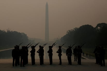 Marines de EE UU ensayan en medio de un manto de neblina y humo causado por incendios forestales en Canadá, este jueves.
