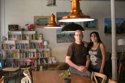 Alfonso y Ana González, dueños de la cafetería-librería La Ciudad Invisible, en Madrid.