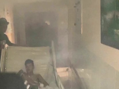 Uno de los pasillos llenos de humo del hospital Al Shifa, tras el asalto al centro de las tropas israelíes en la madrugada de este miércoles.