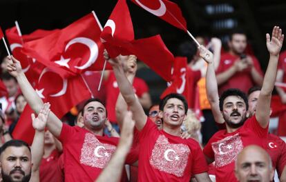Seguidores de la selección de Turquía animan a su equipo.