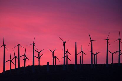 "Mire vuestra merced que aquellos que allí se parecen no son gigantes. sino molinos de viento".