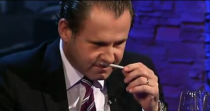 Martin Lindner huele un porro de marihuana que más tarde fumó ante las cámaras de televisión.