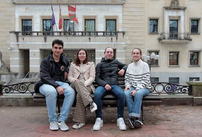 Cuatro votantes jóvenes en Bilbao el pasado 22 de marzo. De izquierda a derecha, Lander Manrique, Jone Leturiondo, Aritz Cobanera y Leire Díez.