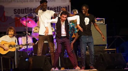 El artista Tomasito, baila junto a tres espontáneos en el escenario, durante su actuación en el festival Métissons, en Saint Louis, Senegal.