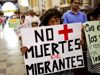 Un mujer carga un letrero durante una misa en honor de un migrante hondureño que fue asesinado por un oficial mexicano. 