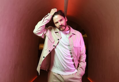 El actor Daniel Brühl, protagonista de la serie 'Becoming Karl Lagerfeld', posa en un hotel de Madrid el 3 de junio.