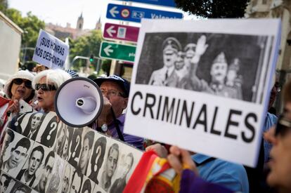 Manifestastes de varios colectivos de la memoria histórica durante una concentración organizada frente al Congreso de los Diputados para exigir la exhumación de los restos de Franco coincidiendo con el debate de este jueves.