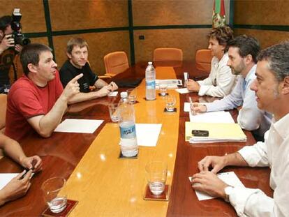 Arnaldo Otegi y Josu Jon Imaz encabezaron las delegaciones de Batasuna y del PNV que se reunieron ayer.