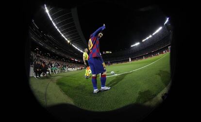Messi se prepara para sacar un córner contra el Levante.