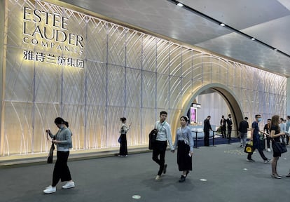 Estand de Estée Lauder en la tercera Exposición Internacional de Productos de Consumo de China, en Haikou, en abril de 2023.