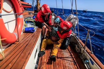 La mujer embarazada recibe una primera asistencia ya a bordo del 'Astral'. 