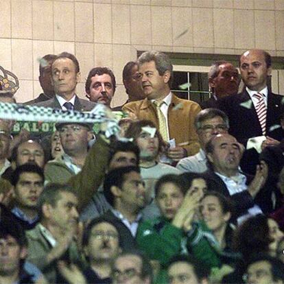 Ruiz de Lopera, Francisco Vallejo (consejero del gobierno andaluz) y Del Nido, en el estadio del Betis.
