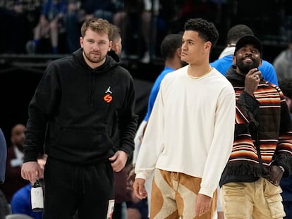 De izquierda a derecha, los jugadores de los Dallas Mavericks Luka Dončić, Josh Green y Kyrie Irving, durante la segunda mitad del partido del viernes contra los Chicago Bulls.