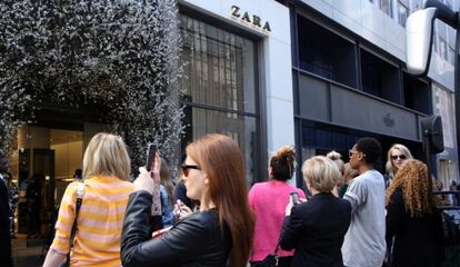 Público ante la tienda de Zara en la Quinta Avenida de Nueva York.