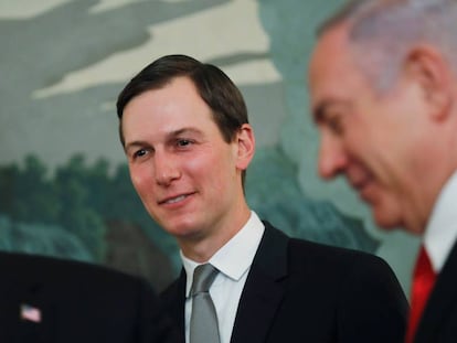 Kushner, entre Trump y Netanyahu, el lunes en la Casa Blanca.