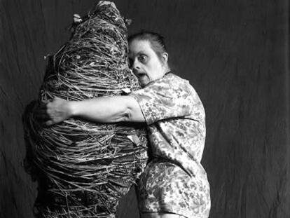 Judith Scott, con una de sus esculturas fabricadas con una base de madera y envuelta capa tras capa con lana e hilo.