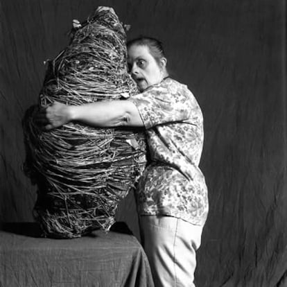 Judith Scott, con una de sus esculturas fabricadas con una base de madera y envuelta capa tras capa con lana e hilo.
