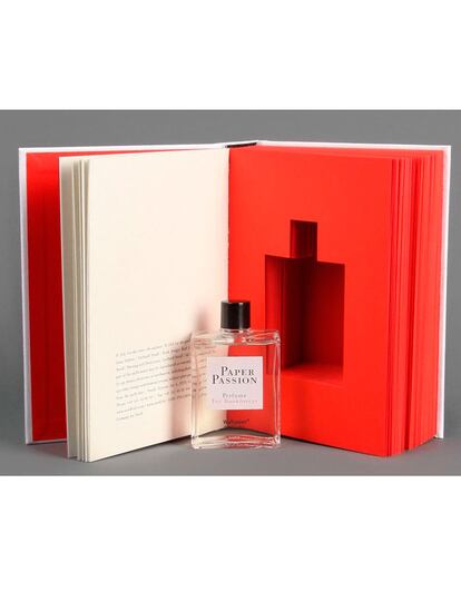 Karl Lagerfeld, el editor Gerhard Steidl, el perfumista Geza Schoen y la revista Wallpaper forman un póker de ases que ha creado uno de los perfumes más originales del mercado: Paper Passion es la fragancia unisex que huele a libro y está empaquetado entre textos de Günter Grass. (c.p.v.)