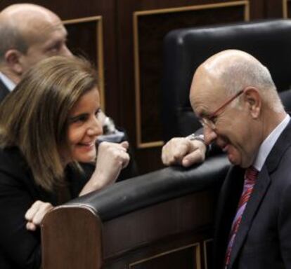 Duran habla con la ministra Fátima Báñez durante un pleno.