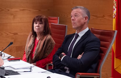 La vicepresidenta primera del Senado y presidenta del PSOE, Cristina Narbona, y el presidente del Senado, Ander Gil, durante la reunión extraordinaria de la Mesa del Senado.