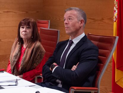 La vicepresidenta primera del Senado y presidenta del PSOE, Cristina Narbona, y el presidente del Senado, Ander Gil, durante la reunión extraordinaria de la Mesa del Senado.