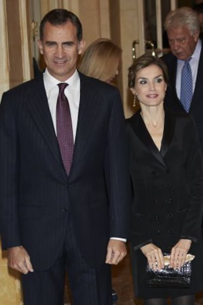 La reina Letizia, con un bolso de Inés Figaredo, y don Felipe, en un acto el pasado mes de noviembre.