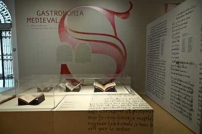 Una perspectiva de la sala que recoge los libros medievales de gastronomía de la exposición del Centre Cultural La Nau de Valencia.