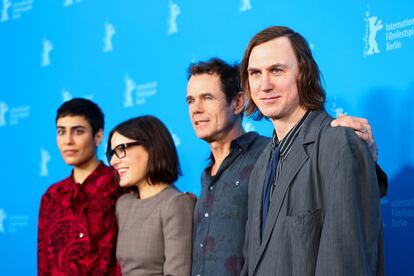 Desde la izquierda, los actores Tala Al-Deen, Nicolette Krebit y Lars Eidinger rodean al director Tom Tykwer (segundo por la derecha) en la rueda de prensa de la tarde de 'Das Licht'.