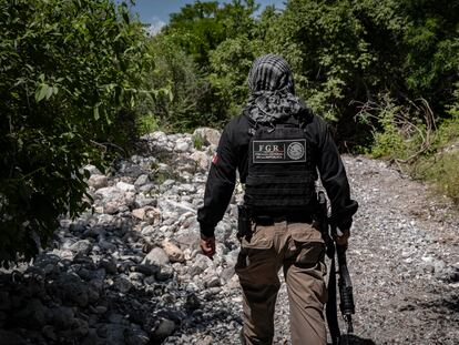 Un elemento de la Fiscalía General de la República durante un recorrido en la Barranca de la Carnicería ubicada en el municipio de Cocula, Guerrero, el 21 de septiembre de 2021.