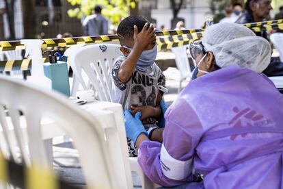 Karen y David, su hijo, vivían en la calle hasta dos días antes de que estas fotos fueran tomadas en julio de 2020. “A veces, por la noche, [David] tose mucho. Estuve en un centro de salud pública con él en el pasado debido a un problema respiratorio. Antes tenía miedo porque estaba en la calle. Tenía miedo de coger la covid-19. A veces, hay mucha gente en la calle con este problema. He tenido amigos que han muerto por esta enfermedad. Vivo en la calle desde los ochos años. Me fui de casa porque mi padre, en ese momento, trató de abusar de mí. Ahora tengo una habitación. Pero, prácticamente, llevo 22 años en la calle", explicaba la madre.