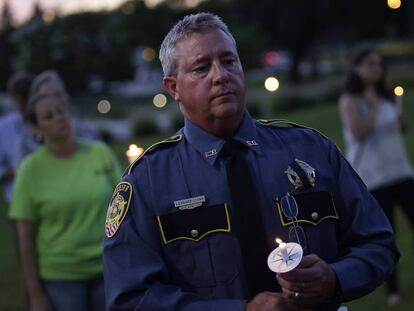 Un policía de Luisiana participa en una vigilia en honor a los tres policías asesinados el domingo.