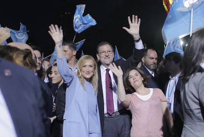 El presidente del Gobierno en funciones y candidato del PP, Mariano Rajoy, saluda a sus seguidores en el Templo de Debod, en Madrid, junto a su número dos en el Ejecutivo, Soraya Sáenz de Santamaría (d), y la presidenta madrileña, Cristina Cifuentes, en la apertura de campaña.
