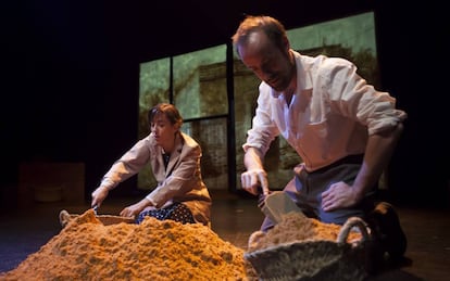 Ion Iraizoz y Leyre Abadía, durante la representación de 'La esfera que nos contiene'.