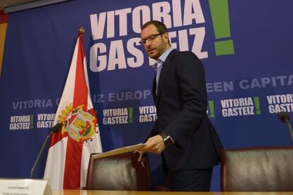 Javier Maroto, en el inicio de la rueda de prensa ofrecida en Vitoria.