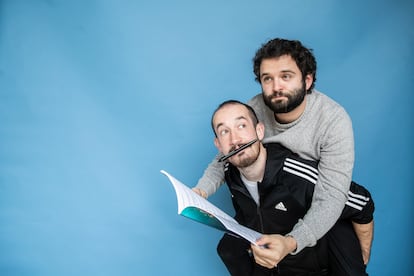 Álvaro Pascual (debajo) y Rodrigo Septién animan y componen las canciones del canal de You Tube Destripando la Historia como Pascu y Rodri.