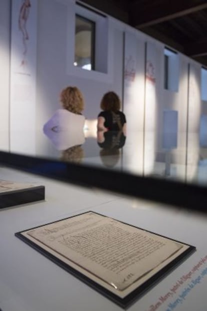 Uno de los documentos medievales de la exposición que se puede ver en el ACA.
